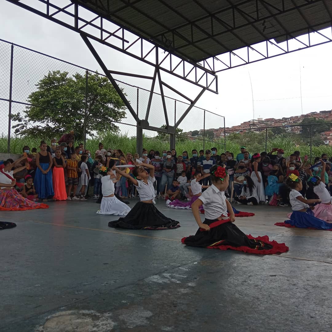 ComunidadesSc's tweet photo. Fundacion de Barrio el rio y el Comedor de @AlimentaTachira Rio de Esperanza, hace unos dias celebraron su aniversario junto a toda la comunidad con la participacion de Danzas Renacer Rio de Esperanza, Danzas Tio Simon  y para finalizar todos recibieron un sabroso hervido https://t.co/WzKLbQ2ZAb