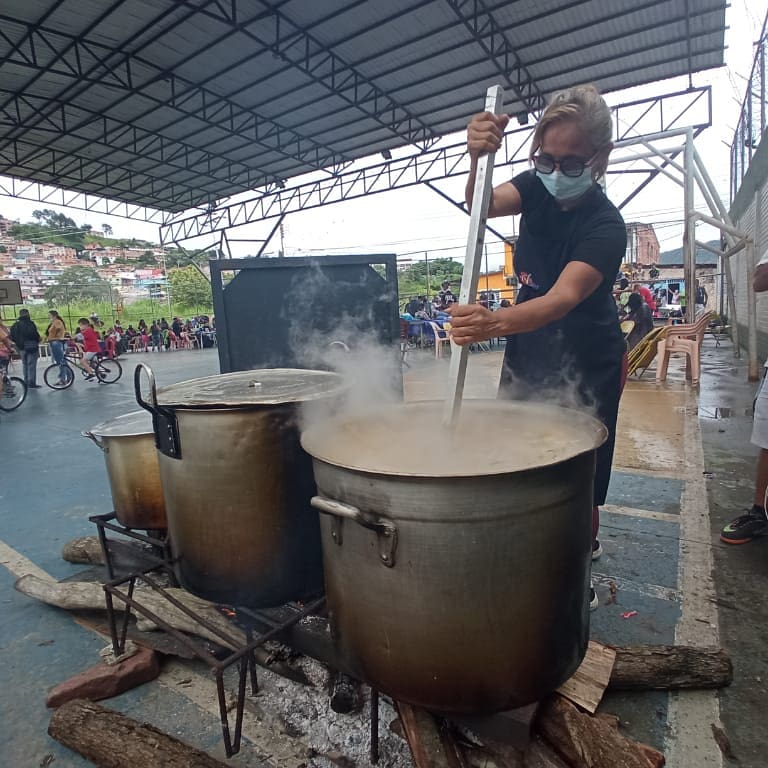 ComunidadesSc's tweet photo. Fundacion de Barrio el rio y el Comedor de @AlimentaTachira Rio de Esperanza, hace unos dias celebraron su aniversario junto a toda la comunidad con la participacion de Danzas Renacer Rio de Esperanza, Danzas Tio Simon  y para finalizar todos recibieron un sabroso hervido https://t.co/WzKLbQ2ZAb