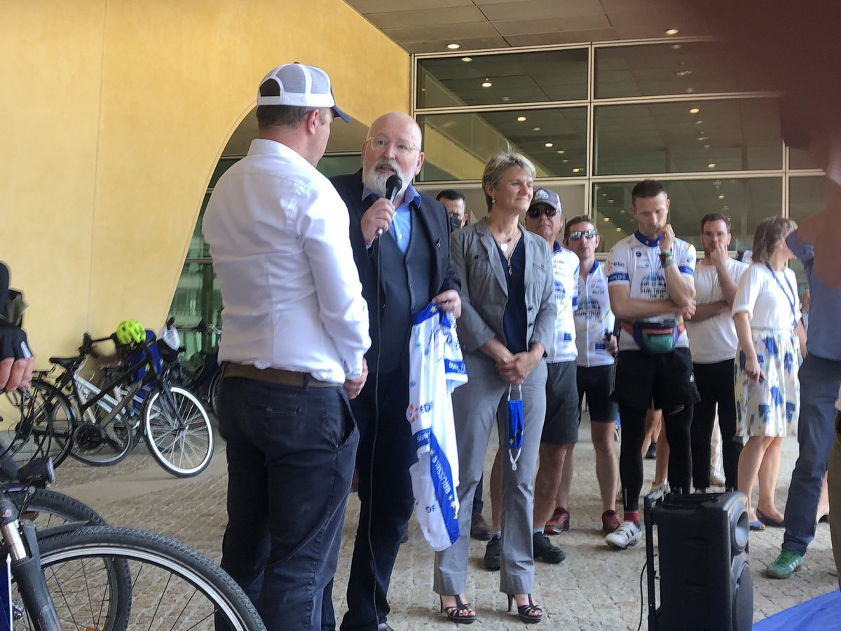 EUStaffClimate's tweet photo. 🚴‍♀️☀️10 000km by solar powered e-bike across Europe?

#EUStaff4Climate is ready to cheer on participants in @TheSunTrip 2021 : innovation &amp; climate action. 

Right now VP @TimmermansEU is meeting the cyclists.

Next #EUStaff4Climate will join the cortège to the starting point ⏱ https://t.co/6m4kFmzf1K