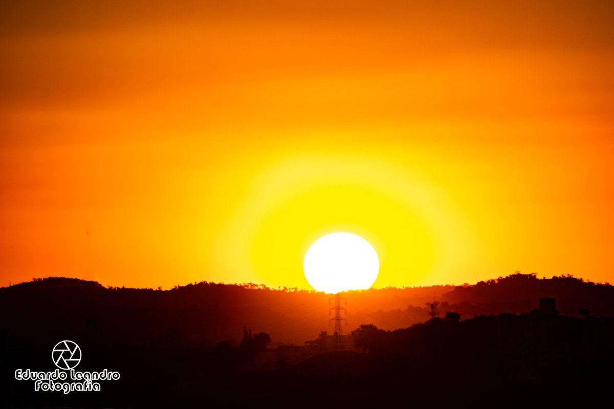 Eduardo_Leandro's tweet photo. Sunset Hunter
.
#fotografiaurbana #diadefotos #fotografia #fotografo #eduardoleandrofotografia #canon80d #lente75x300mm #canondlsr #fotocasual #ruasdebh #skyphotography #sky #uaimg #paisagem #landscape #dajanela #belohorizonte #pordosol #sunset #clouds #nuvens #dajanela https://t.co/a5iwGU0r1n