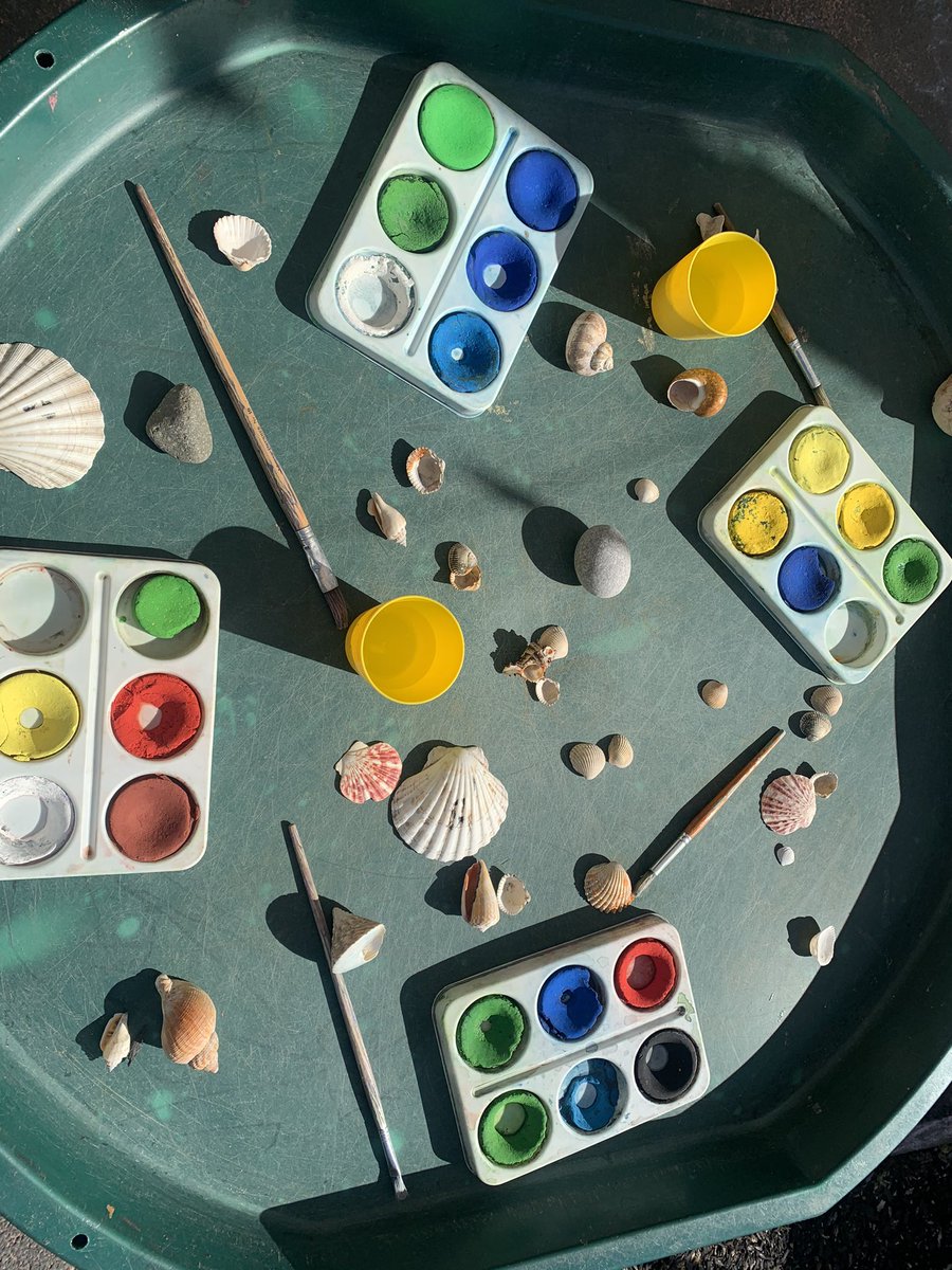 MrsGriffiths7's tweet photo. Before and after! The reality of having a 90 place reception unit 🤓😆 @StanleyGrovePA @BrightFuturesET 

#shells #paintingshells #reception #messymessy https://t.co/qn5dcwBxHd