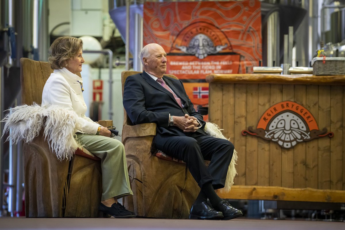 Yesterday we had the most grand visit of all times at the brewery, from Their Majesties King Harald and Queen Sonja. This was a great honor. That they chose to visit Flåm as part of their first official trip after the country closed down, is just amazing.
Foto: Heiko Junge/NTB