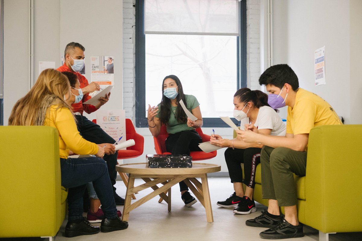 CalAbril1's tweet photo. Una parte importante de nuestro trabajo se realiza en los hogares de nuestras usuarias, pero otra parte la hacemos en #Innoba (@barcelonactiva), donde asiduamente nos reunimos y valoramos temas varios sobre nuestro día a día, nuestro estado financiero y cómo estamos nosotras 🌺 https://t.co/g2FjmRy8mK