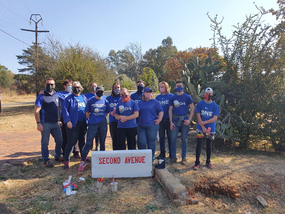 DennisRyderDA's tweet image. The Ward 7 Midvaal DA Youth, supported by the rest of the branch, spent their Youth Day making a difference in the neighborhood by repainting the old street name markers.

#DAY #DAYouth #BuildingATeam #YouthDay #YouthDay2021 #ProudlyMidvaal  #WeLoveWalkerville