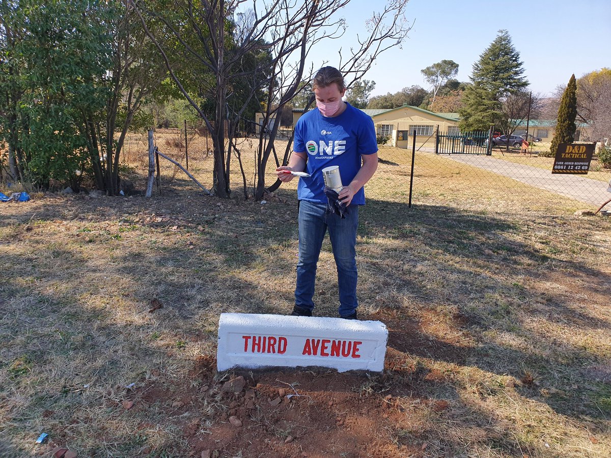 DennisRyderDA's tweet image. The Ward 7 Midvaal DA Youth, supported by the rest of the branch, spent their Youth Day making a difference in the neighborhood by repainting the old street name markers.

#DAY #DAYouth #BuildingATeam #YouthDay #YouthDay2021 #ProudlyMidvaal  #WeLoveWalkerville