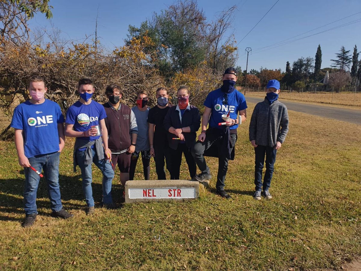 DennisRyderDA's tweet image. The Ward 7 Midvaal DA Youth, supported by the rest of the branch, spent their Youth Day making a difference in the neighborhood by repainting the old street name markers.

#DAY #DAYouth #BuildingATeam #YouthDay #YouthDay2021 #ProudlyMidvaal  #WeLoveWalkerville