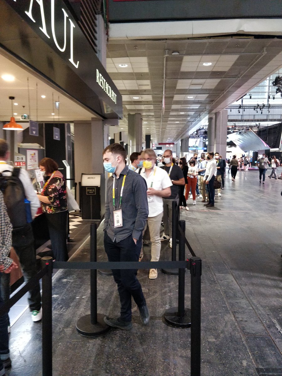 C'est aussi ça #VivaTech de longues files d'attentes pour déjeuner... Ou alors il faut trouver les foodtruks extérieurs bien moins bondés, mais sans la clim ;)