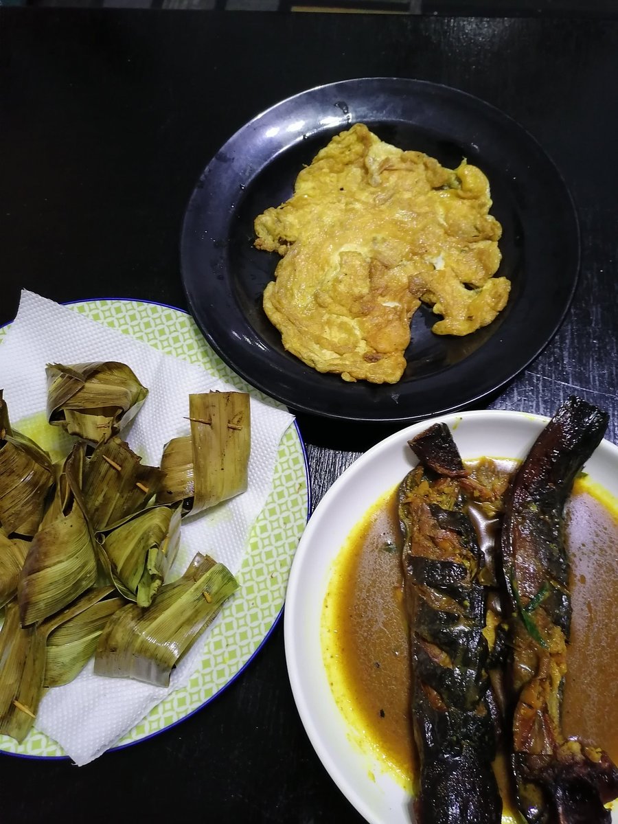 cikbulanrebel's tweet photo. Suami masak belaka...
tapi actually keli tu tinggal panaskan je
and ayam pandan tu tinggal nak goreng!!
Smlm ada org on wheelchair mai dari rumah ke rumah jual ayam pandan tu..
Beli la kesian tgk 😭😭
Keli free kawan bagi, tinggal buh santan, panaskan!! 😅😅 #lauklunch #trobek https://t.co/49cZpoJ4lN