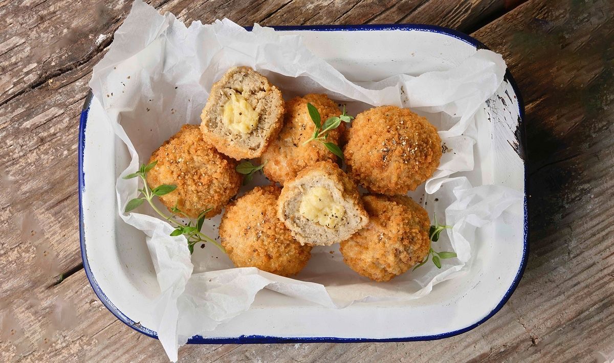 ❗️Great news! Has anyone tried this? 🤔
585 Tesco Stores Now Carry the World's First Vegan Scotch Egg 
#vegan #govegan #vegannews 
buff.ly/2U1i8PQ <a href="/VegNews/">VegNews</a>