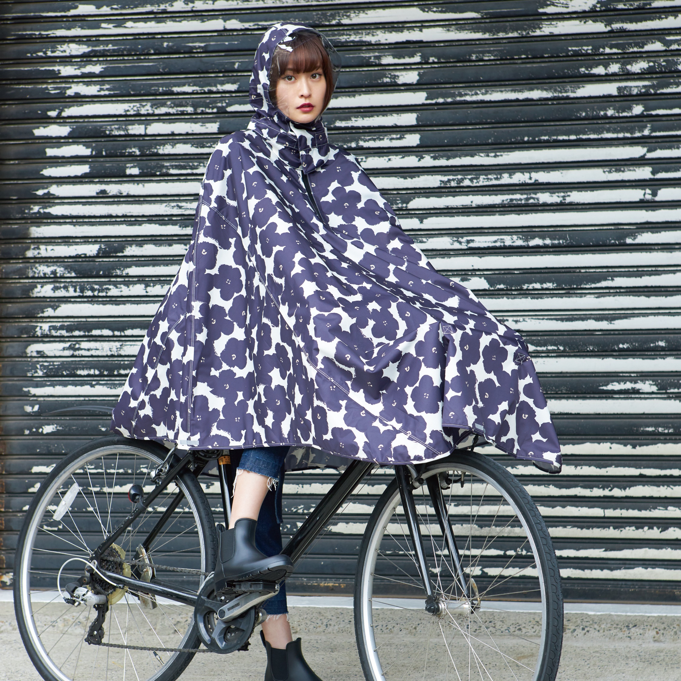 Wpc 自転車のためにつくられたレインポンチョ 安全に そして快適に使えるよう考えられたつくりの自転車用レインポンチョです ポンチョをすっぽりと体にかぶり フロント部分を自転車の前かごにかぶせてご使用ください 雨の日の通勤や通学 お出掛け