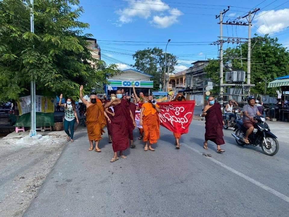 Monks' Union in MANDALAY marched and protested against military dictatorship today.

#June16Coup #WhatsHappeningInMyanmar #MilkTeaAlliance