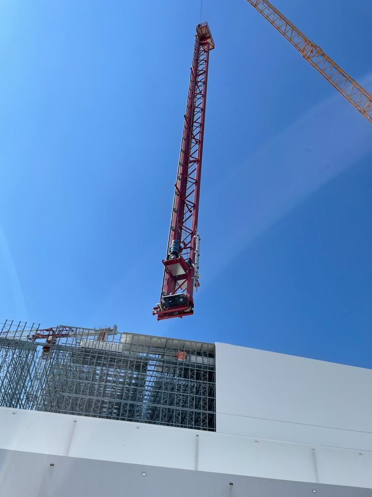 WestfaliaEU's tweet photo. Calm hands of the two crane operators from @BoekestijnNL, good weather, competence &amp; timing. Part two of our storage and retrieval machine #SRM is on the way 🤗⛱ Thanks to everyone involved for the good work #CoolPortII #60000Pallets #intralogistics #Rotterdam @KloosterboerNL https://t.co/0YrVMfyl03