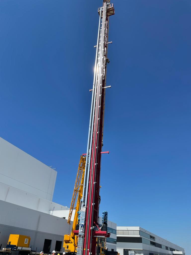 WestfaliaEU's tweet photo. Calm hands of the two crane operators from @BoekestijnNL, good weather, competence &amp; timing. Part two of our storage and retrieval machine #SRM is on the way 🤗⛱ Thanks to everyone involved for the good work #CoolPortII #60000Pallets #intralogistics #Rotterdam @KloosterboerNL https://t.co/0YrVMfyl03
