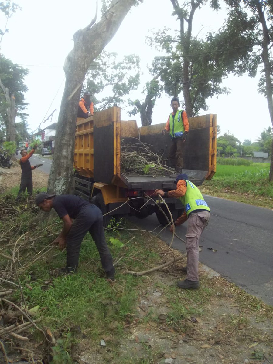 Pemkab Sleman On Twitter Slemanis Terima Kasih Atas Informasinya Kami Mohon Maaf Atas Ketidaknyamanannya Dapat Kami Informasikan Bahwa Dlh Telah Mengevakuasi Ranting Sisa Pemangkasan Pohon Pada Selasa 15 Juni 2021 Demikian Terima