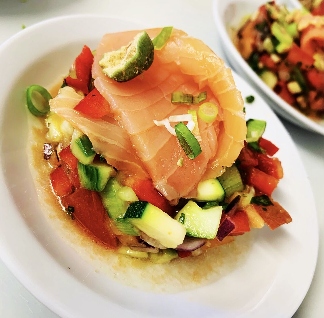 Voici la réalisation de Florian Navarro avec des légumes locaux et de saison.
- Tartare de légumes locaux , melon , basilic , cebette ciselé , cacahuètes de wasabi , citron vert et saumon fumé
#dupontrestauration #restauration #produitslocaux