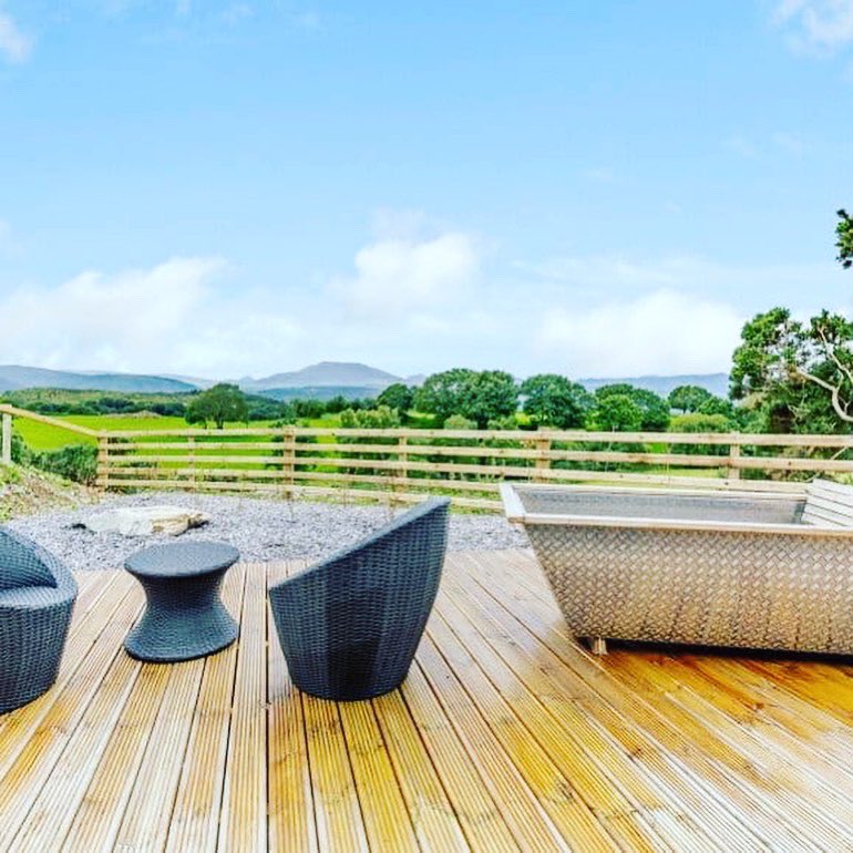 GlampingSpace's tweet photo. If soaking in the hot tub in Snowdonia National Park is your idea of idyllic, then this charming spot won’t disappoint. #glamping 

Find out more about glamping spots with hot tub in North Wales at https://t.co/FsiJLxCPFY https://t.co/dPzF3qqV0T