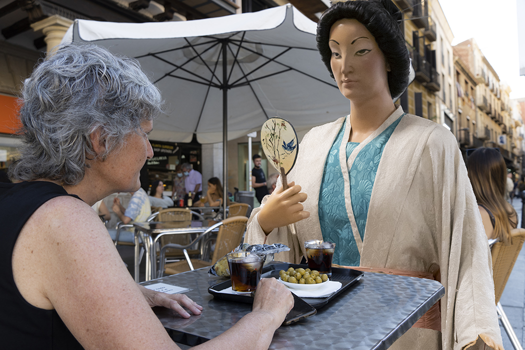Heu vist mai la Japonesa fent un vermut al Mercadal? L'hem fotografiat conversant amb Victòria Rodrigo. nwrevistadereus.cat/societat/La-Ja… Foto: <a href="/julia_abello24/">Júlia Abelló</a>