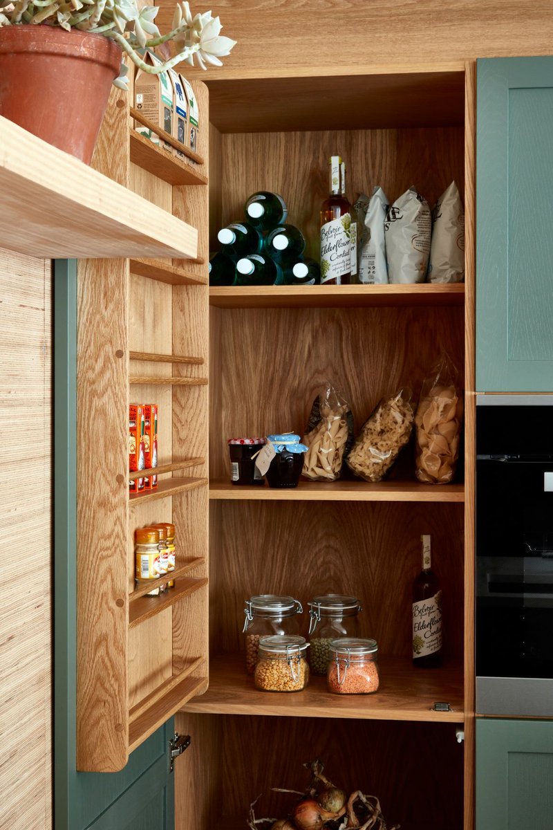 The Stamford kitchen feature this clever drinks or dry food storage along with a bespoke rack. Just perfect for some homemade spicy meals! nakedkitchens.com/kitchens/portf… #NakedKitchens #TrulyBritishTrulyBespoke