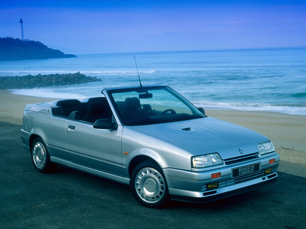 Elidautos's tweet photo. Bon anniversaire à la Renault 19 Cabriolet qui fête ses 30 ans ! 🥳 https://t.co/H661lFGOE4