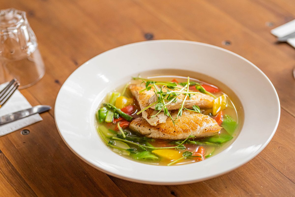 Our RED EMPEROR with mixed seasonal vegetables, lightly simmered in a fish broth, has been a hit on the weekly specials, brothtomorrow new dishes are coming, so hurry up and don't miss it, have a light dinner and keep warm tonight at Ischia 🍽🐟🥗