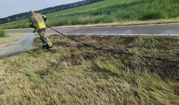 Brandweer blust bermbrand aan Zevenbergseweg - ..