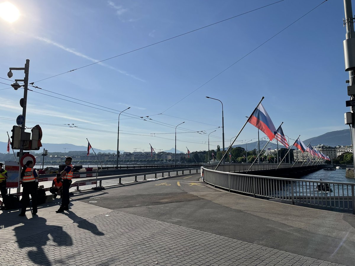 tmaillart's tweet photo. A busy day for the #world a quiet day for #geneva : no traffic on the Mont Blanc bridge and all over the city: a paradise for bikes, who can roam free on empty streets. Also a paradise for birds’ lovers: the city is so quiet that one can hear singing birds ! #GenevaSummit2021 https://t.co/xWHhxlvFfH