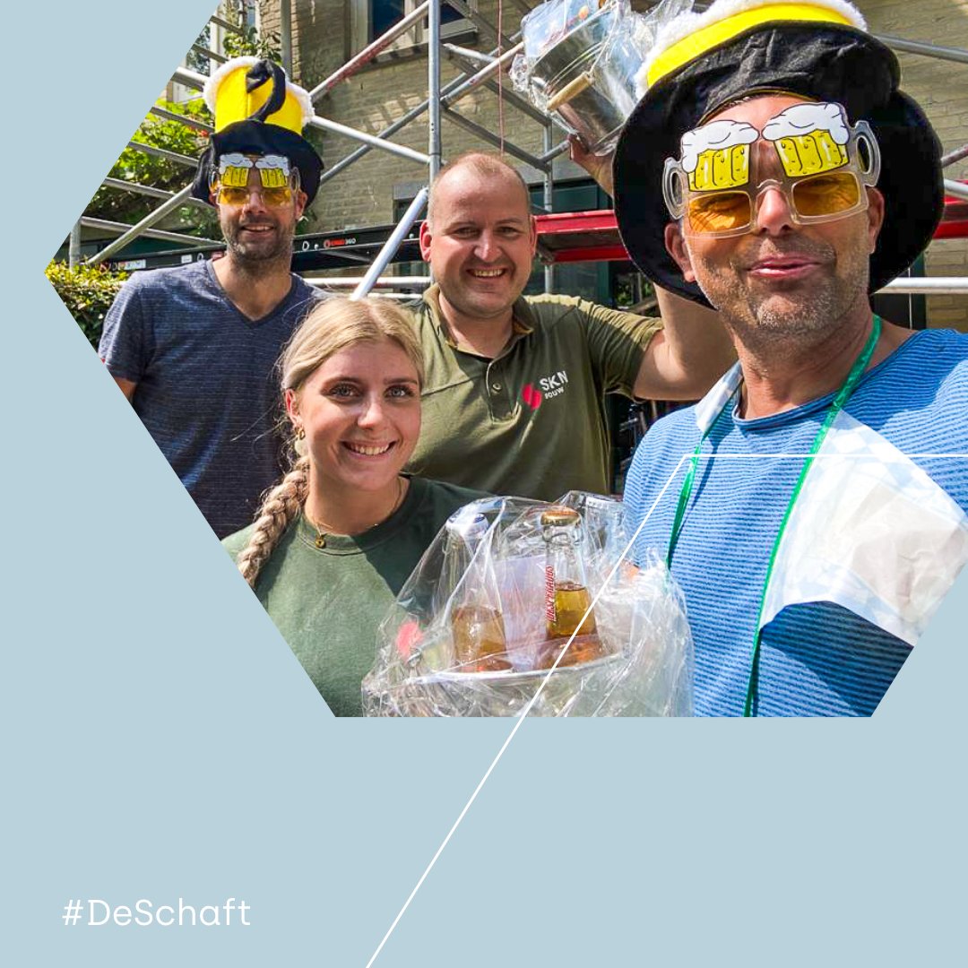 SKNBouw's tweet photo. Afgelopen vrijdag zouden we weer eens een fijne borrel hebben. En dan doen we een digitale pubquiz of iets dergelijks. Dat wordt een beetje saai, zo bedachten we. En we gingen het net even anders doen. https://t.co/GYYM2MKm6G