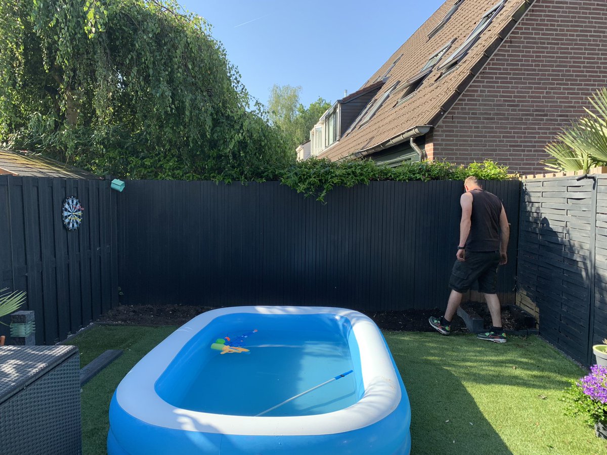 Sabrientje2's tweet photo. Ken je die grap van die gasten die morgen met de overkapping zouden beginnen?
Die stonden vanmorgen al voor de deur!
Dus het zwembad stond nog in de weg…
#TEAMOVERKAPPING https://t.co/6eQ94s1Ycf