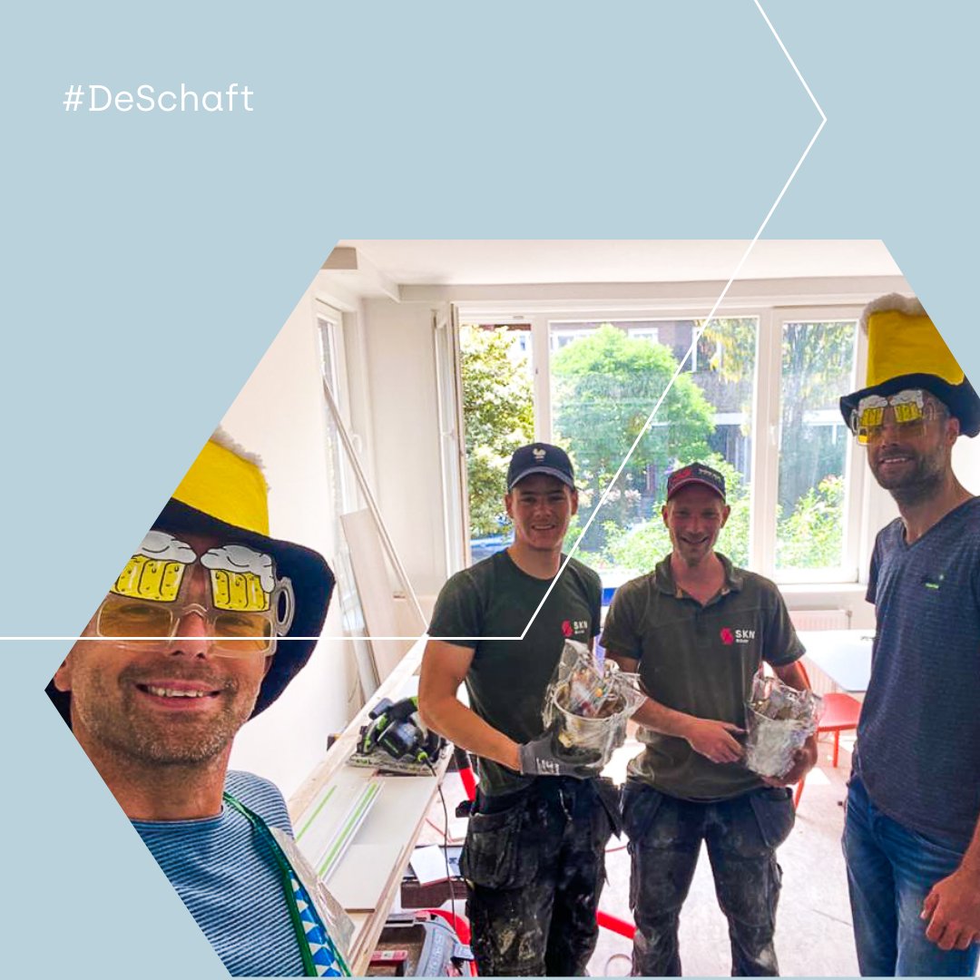 SKNBouw's tweet photo. Paul en Remco gingen als pulletje bier op visite bij om een bucket Corona af te leveren. Alles voor een glimlach natuurlijk. En... ze hebben de opdracht om een foto te maken als ze de bucket gaan gebruiken. Nu is het wachten op de inzendingen 😊
#DeSchaft #DeBouwMaaktHet #VriMiBo https://t.co/HzEDGRw7cS