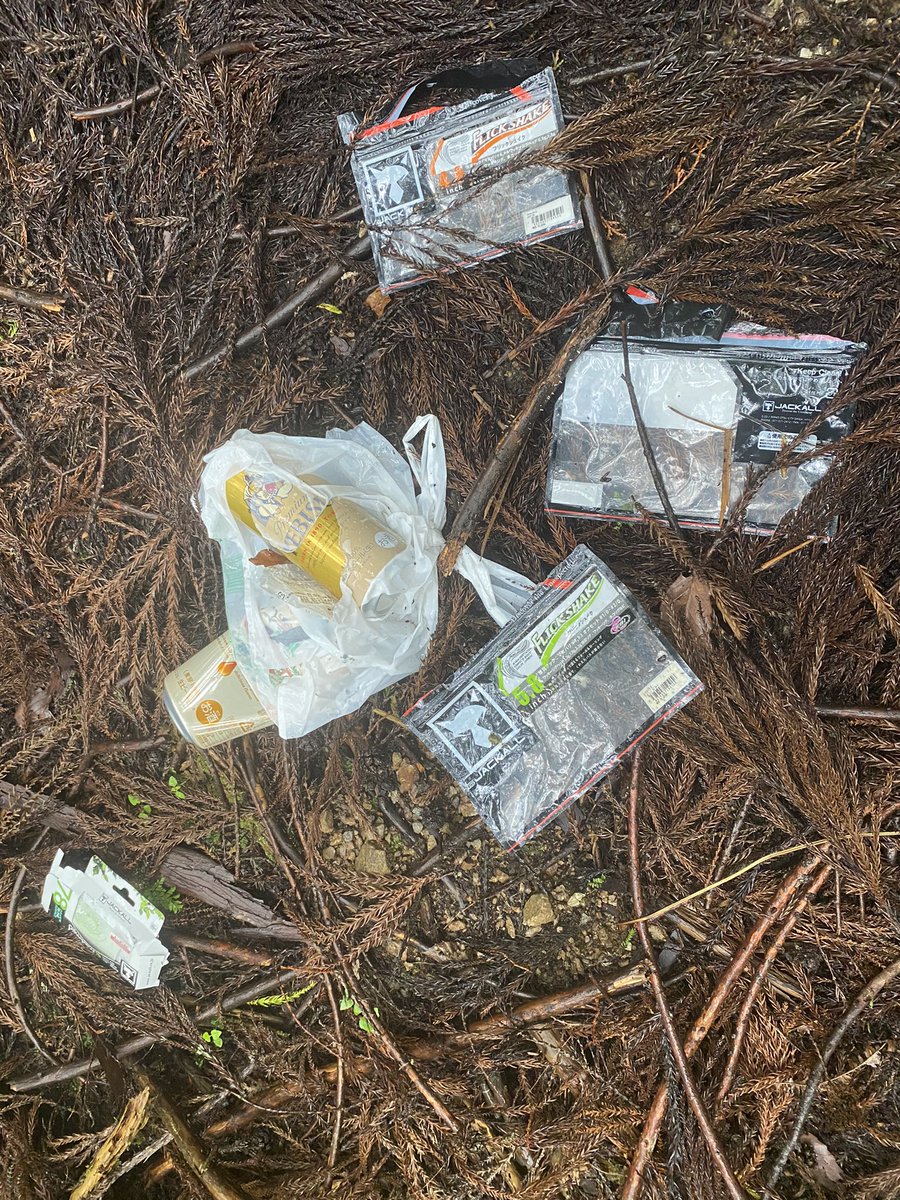 fukuhatta's tweet image. なぜ捨てる？
釣り禁止なってもいいの？