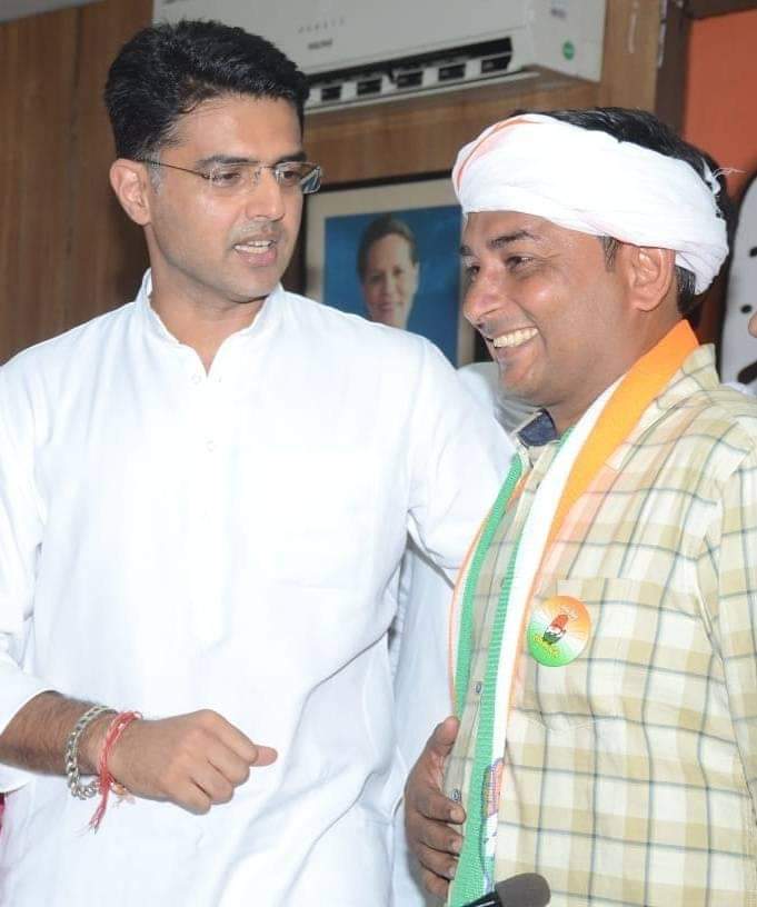 S_R_Meena's tweet photo. टूटने लगे हौसला तो ये याद रखना।
बिना मेहनत के तख्तों ताज नही मिलते ।।
ढूंढ़ लेते है अंधेरो में मंजिल अपनी ।
जुगनू कभी रोशनी के मोहताज नही होते।।
#RajasthanKaPilot
#StandWithPilot
@SachinPilot
@NareshMeenaINC
@rajeshkhora88 https://t.co/EYX6LhzpRj