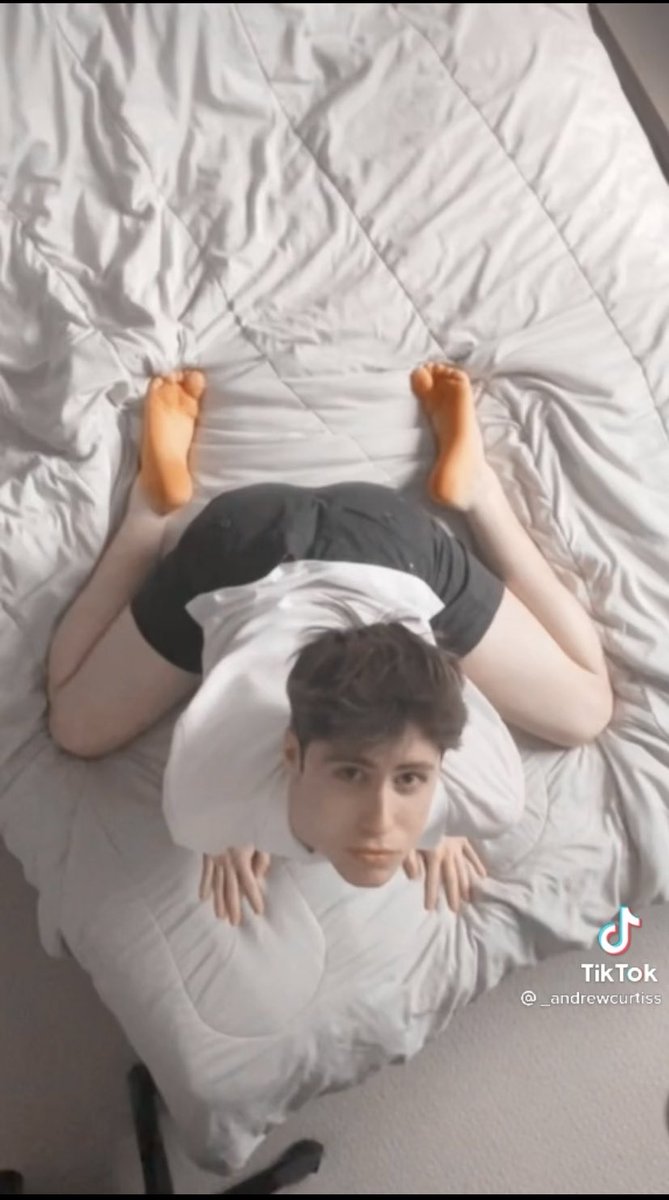 AndrewsModss's tweet image. The orange feet🥵🥵🥴🤤 so scrumptious! Make sure to click the link in the bio follow him on twitch you sussy bakas!
