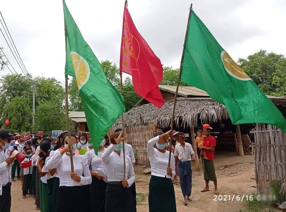 Yuriko2399's tweet photo. The Basic Education General Strike Committee of #Myaing Township and the people of the western zone joined forces to oppose the military regime. #UnfetteredAccessForAids #June16Coup #WhatsHappeningInMyanmar  https://t.co/Zi3cO31Hrm