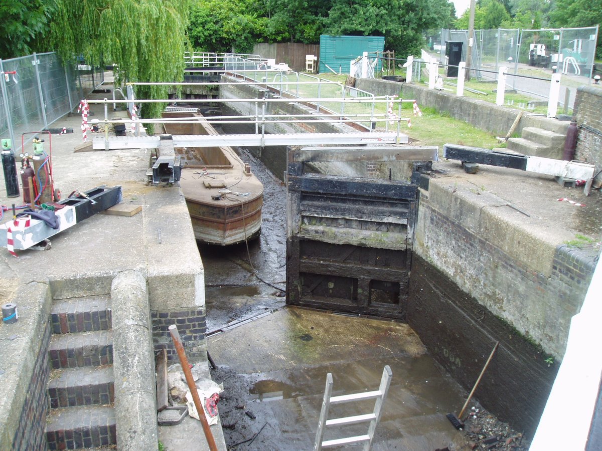retired_tom's tweet photo. From my archives 

This day - #June 2005

Unusual #Summer #Gate #Replacement

#ChessLock #Batchworth

#CanalRiverTrust #GrandUnionCanal #Stoppage #Lock #Cranage

#Canals &amp; #Waterways can provide #Peace &amp; #calm
for your own #Wellbeing #Lifesbetterbywater https://t.co/W60Tyi57BP