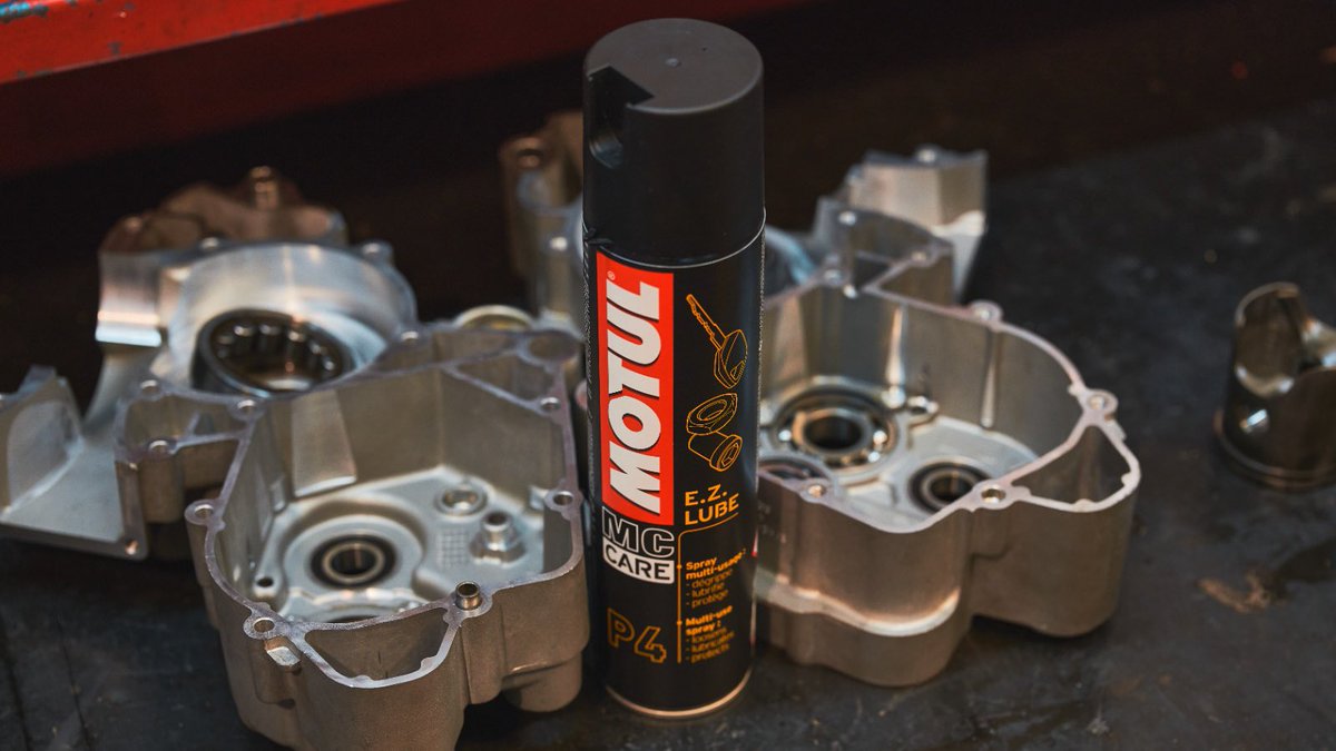 motultr's tweet photo. 😎Çok amaçlı yağlayıcı MC CARE™️ P4 E.Z. Lube; sıvı formülü sayesinde koruyucu bir film oluşturarak metal parçalardaki oksitlenmeyi çözer, yağlar ve korozyondan korur.
#Motul #MotulTR #MotulTürkiye #MCCare #PoweredByMotul @motul https://t.co/IoJOv3sndp
