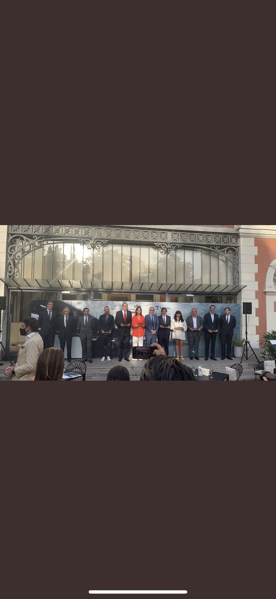 gonbans's tweet photo. Anoche tuve el honor de presentar la gala de los II Premios de la Comunicación de @dircomfidencial. Reconocimiento a los mejores profesionales del sector y al talento más destacado. Con la presencia, entre otros, de @begonavillacis y el Consejero de Economía. #comunicacion #gala https://t.co/aRS4JhqybP