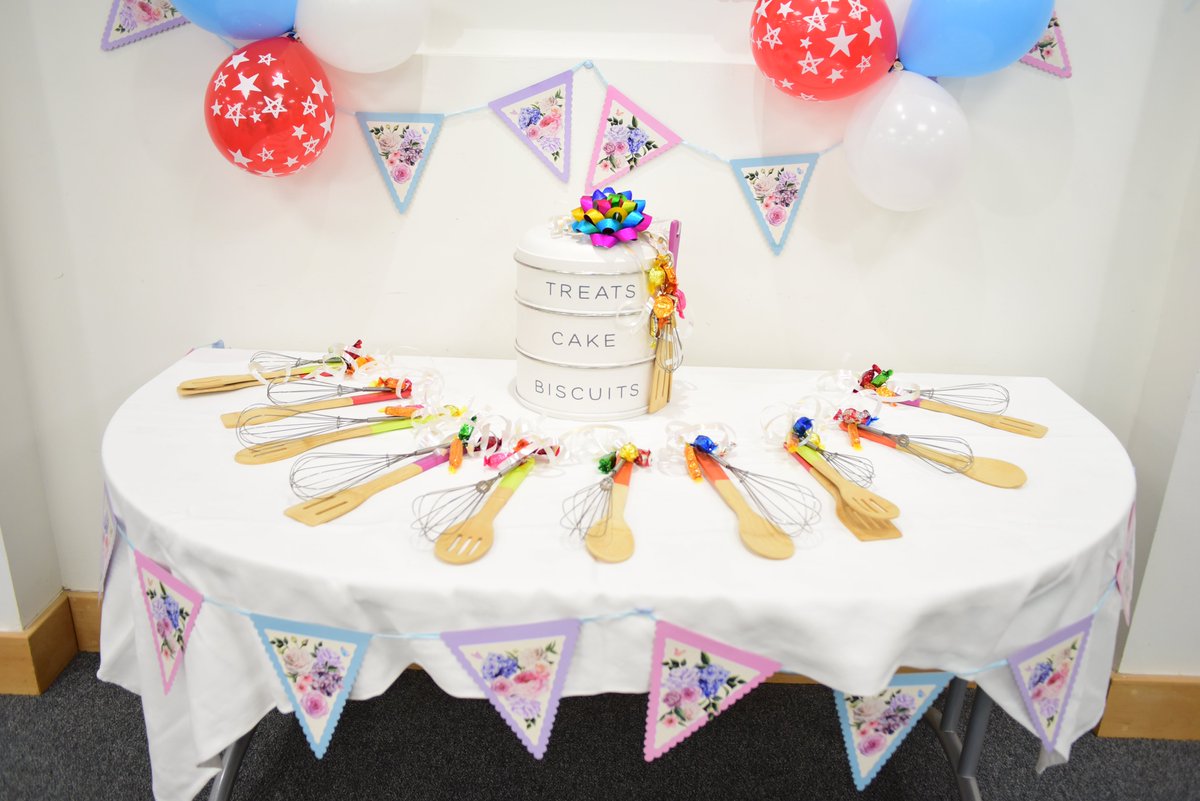 KESSouthampton's tweet photo. The KES Bake Off took place yesterday, complete with our very own bake off tents (we’ve put those marquees to good use!). Students went spoon-to-spoon in the Showstopper Challenge, to make a two-layered cake, representing a ‘KES memory’.
#BakeOff #KES #ActivitesWeek https://t.co/jZxBlpmlWu