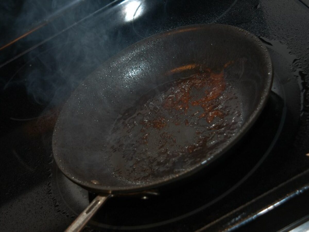 Нагар на сковороде. Fissman чугунная сковорода. Прилипает к чугунной сковородке. Новая чугунная сковорода. Нагар на сковороде.