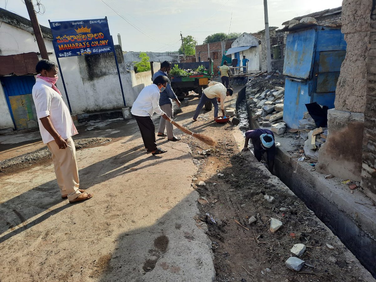 KLasmanna's tweet photo. At Jainath Mandal today we are done public drinking water tank cleaning and Nala cleaning,
#jainath 
#mandal 
#adilabad 
@JoguRamannaTRS 
@trs_adilabad 
@joguoffice https://t.co/NPF1yyAnFw