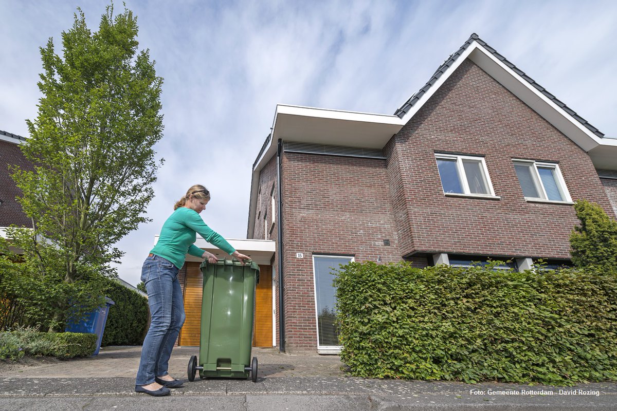 Stadsbeheer010's tweet photo. Nare geurtjes en maden beperken in je gft-container tijdens deze warme dagen in @rotterdam? Leg een oude krant of keukenpapier op de bodem van de container. Dit papier is composteerbaar. Meer tips lees je op: https://t.co/M1FxD7lL2d.
#GFT #GFE #Afval #MiniContainer #WarmWeer #Tip https://t.co/IUg4FIVsY2