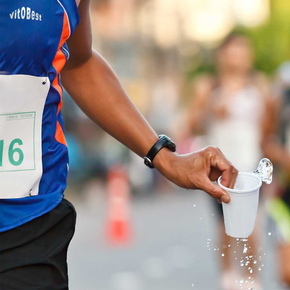 VITOBEST's tweet photo. Beber mucha agua 💧 durante una maratón, ¿es realmente beneficioso? Seguramente sea una pregunta que muchos se han estado preguntado, por eso en nuestro artículo de hoy te sacamos de dudas 👌. Visita nuestro Blog: https://t.co/EAVW2OdrFA #maratón #hidratación #vitobest #bethebest https://t.co/rKFngjgCG1