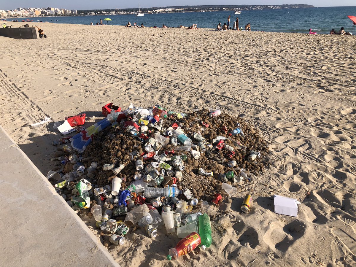 Playa de Palma: La foto de la izquierda es del pasado 6 de junio la de la derecha de hace dos días. Esta es la gestión turística y medioambiental del <a href="/goib/">Govern de les Illes Balears</a> y del <a href="/ajuntpalma/">Ajuntament de Palma</a> : Una basura.  #ruinasocialista