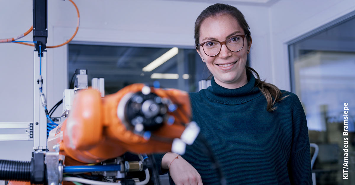 Industrie hautnah: Janna Hofmann entwickelt am Karlsruher Institut für Technologie (<a href="/KITKarlsruhe/">Shmoopy</a>) ein neues System. Damit können Batteriezellen fürs E-Auto in verschiedenen Formaten und Materialien hergestellt werden: ao5.de/17g #MEIndustrie #Elektromobilität