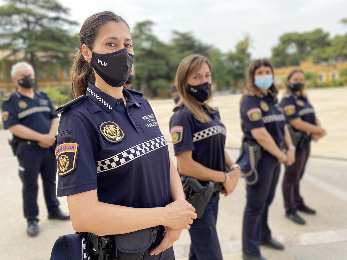 policialocalvlc's tweet photo. 🔵 La Fundació de la Policia Local de València presentarà la seua pròxima iniciativa dirigida als més joves molt prompte 🗓 Hui estem gravant el vídeo promocional 🎬

@aaroncano_ : “Hem creat un recurs pedagògic per a acostar-nos als nostres joves” https://t.co/AzRAkCwMUz