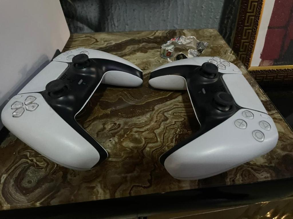davidkcchuks's tweet photo. @Tutsy22Good day Aunty Tutsy I sale PlayStation game consoles and the accessories. We also deals on uk used laptops https://t.co/yhg0rln3nB