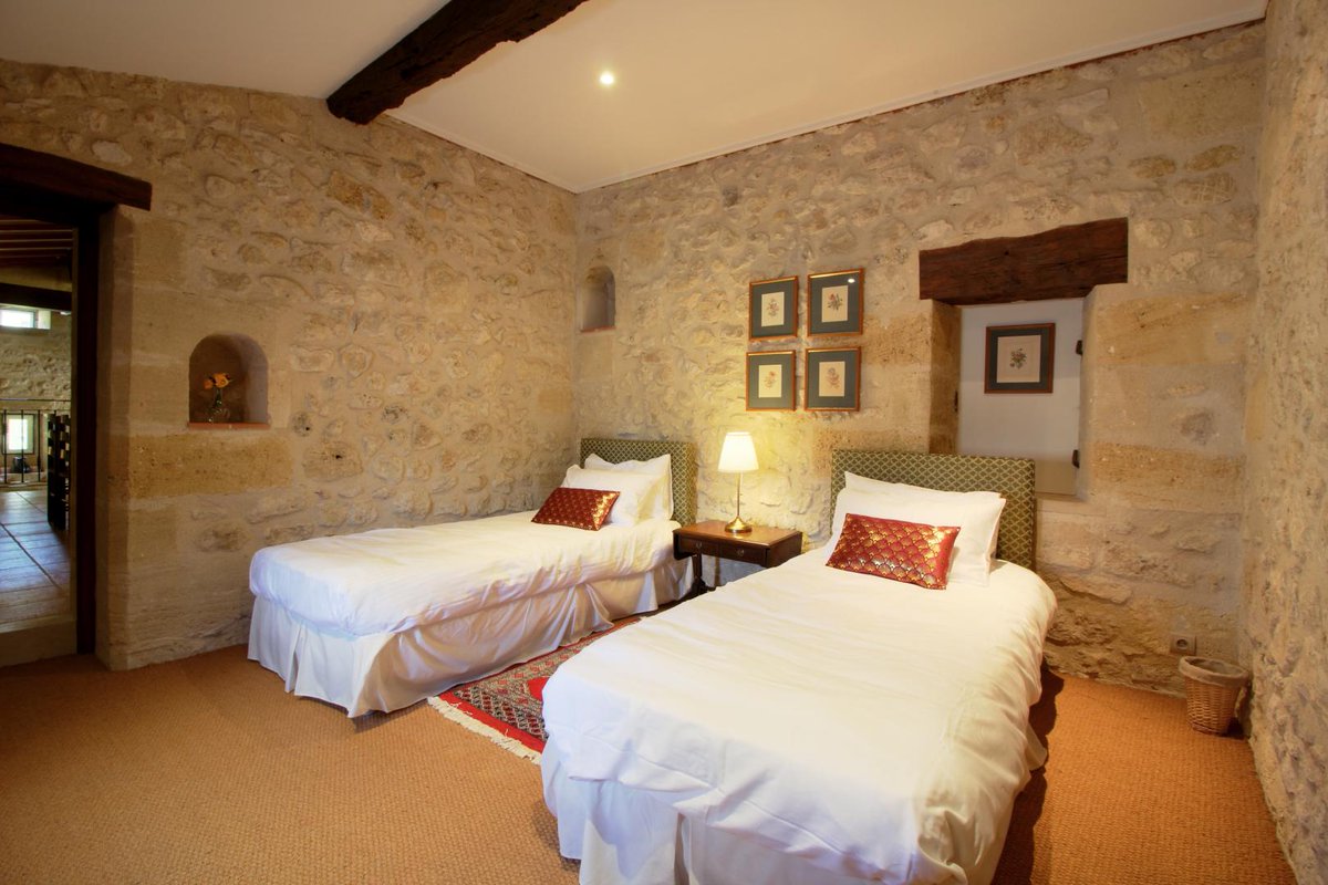 gites33's tweet photo. Nouveauté 🏡 
Coup de coeur 😍 
Gîte 6 pers
Vous allez craquer pour le gîte du Château Claud Bellevue, à seulement 15 km de la cité médiévale de Saint Emilion !
Réservez vite votre séjour ▶ https://t.co/ltB5bCenPZ https://t.co/QMGTwAc0NT