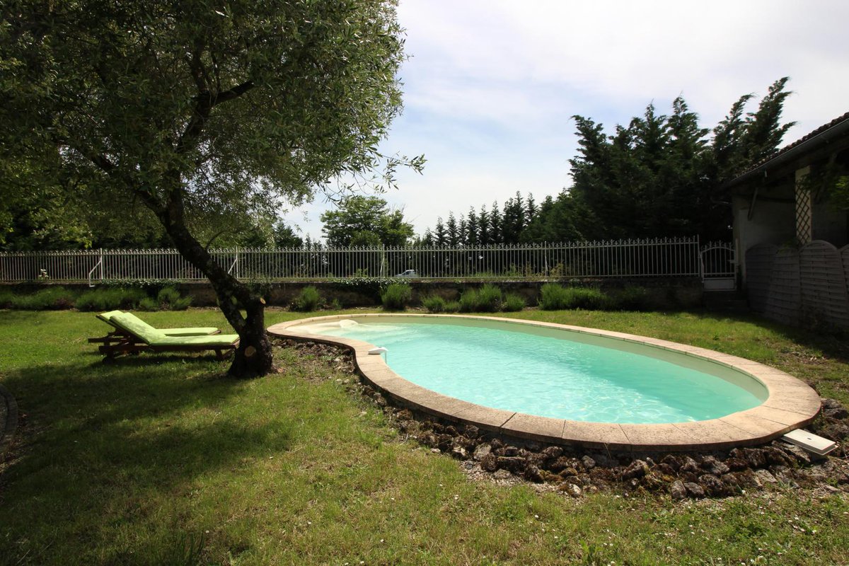 Nouveauté 🏡 
Coup de coeur 😍 
Gîte 6 pers
Vous allez craquer pour le gîte du Château Claud Bellevue, à seulement 15 km de la cité médiévale de Saint Emilion !
Réservez vite votre séjour ▶ bit.ly/3xmoKXl