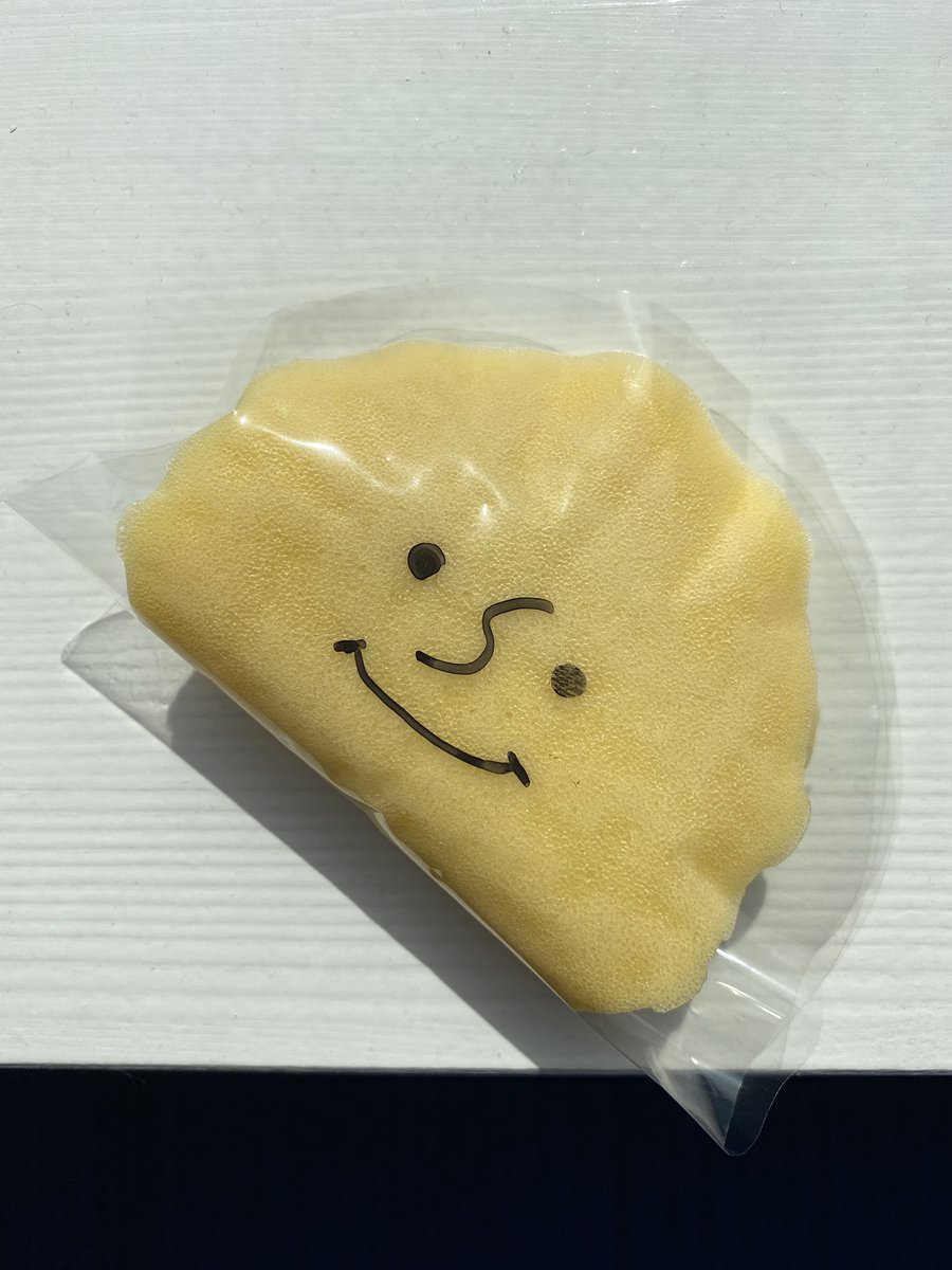 すもっと 公式 新潟の鳥屋野不動産 S Tweet 今日は 和菓子の日 わしの好きな和菓子といえばやっぱりコレでごわす ふわふわのカステラっぽいのに あんこを挟んだおいしいやつ 昔からあるおやつなのに 名前がわからんでごわす 誰かー わかる人いるで