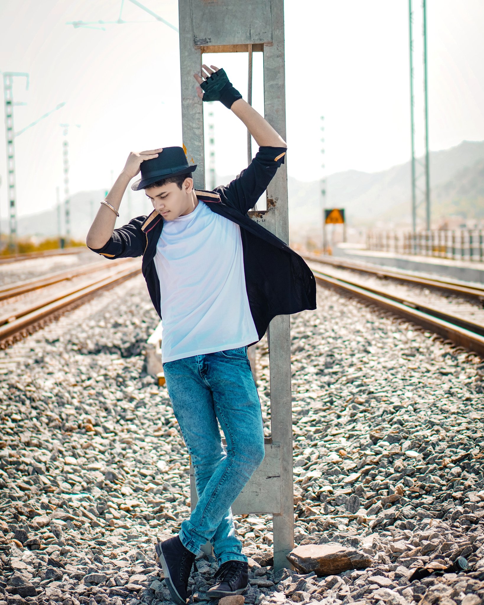 Aggregate more than 124 photo pose on railway track vova.edu.vn