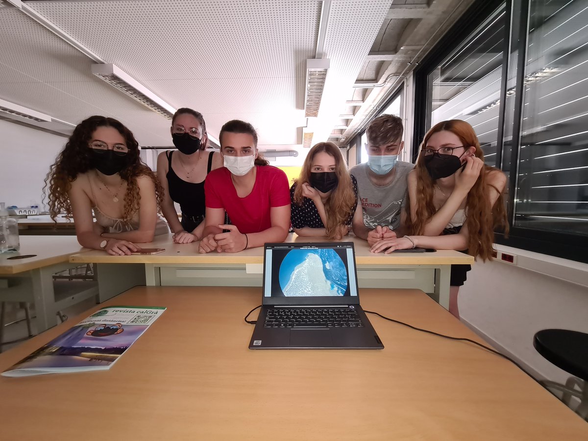 fisica_profe's tweet photo. L'equip CalGravity de 2n de batxillerat de  @INScalgravat identificant una foto de Cancun que han fet des de l'Estació Espacial Internacional com a part d'una investigació del camp gravitatori terrestre dut a terme. @ISS_Research  @astro_pi @esa https://t.co/LZl9JnmMup